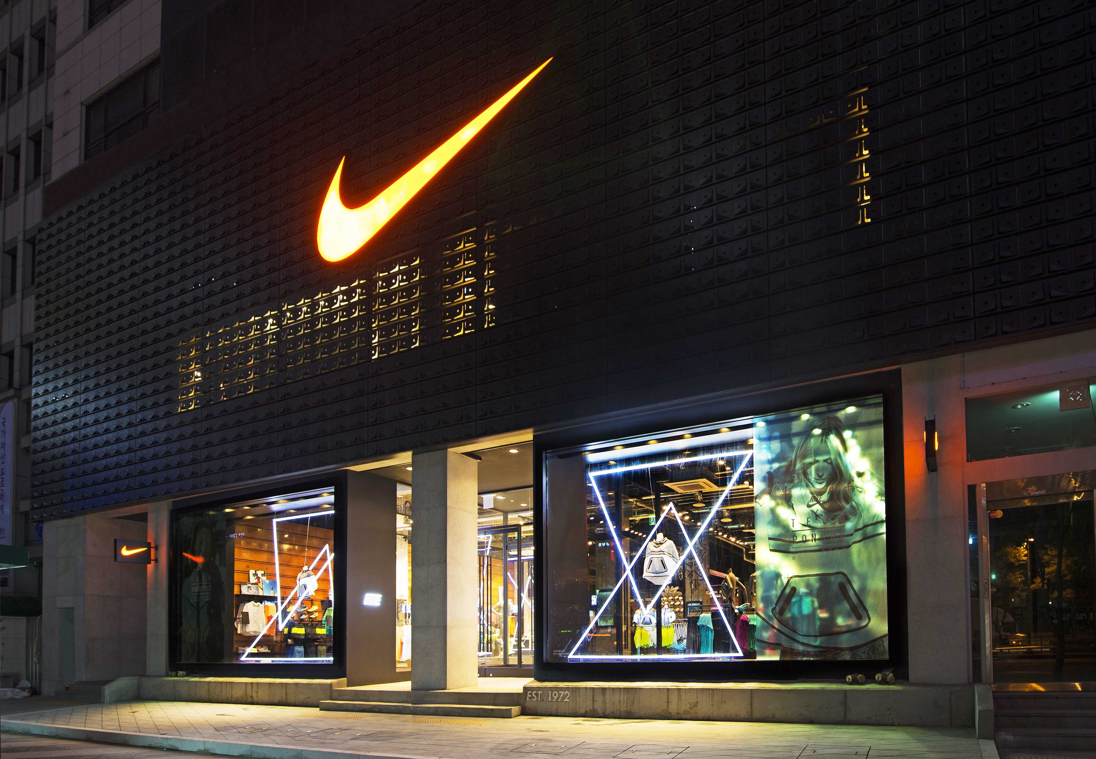Город найка. Арбат 19 Москва найк. Nike Store. Компани Nike. Найк Америка.