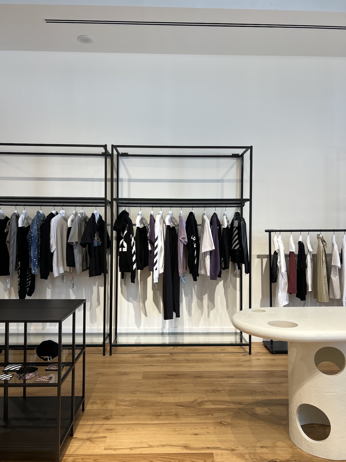 Off-White abre una pop-up store en La Roca Village - 25 Gramos