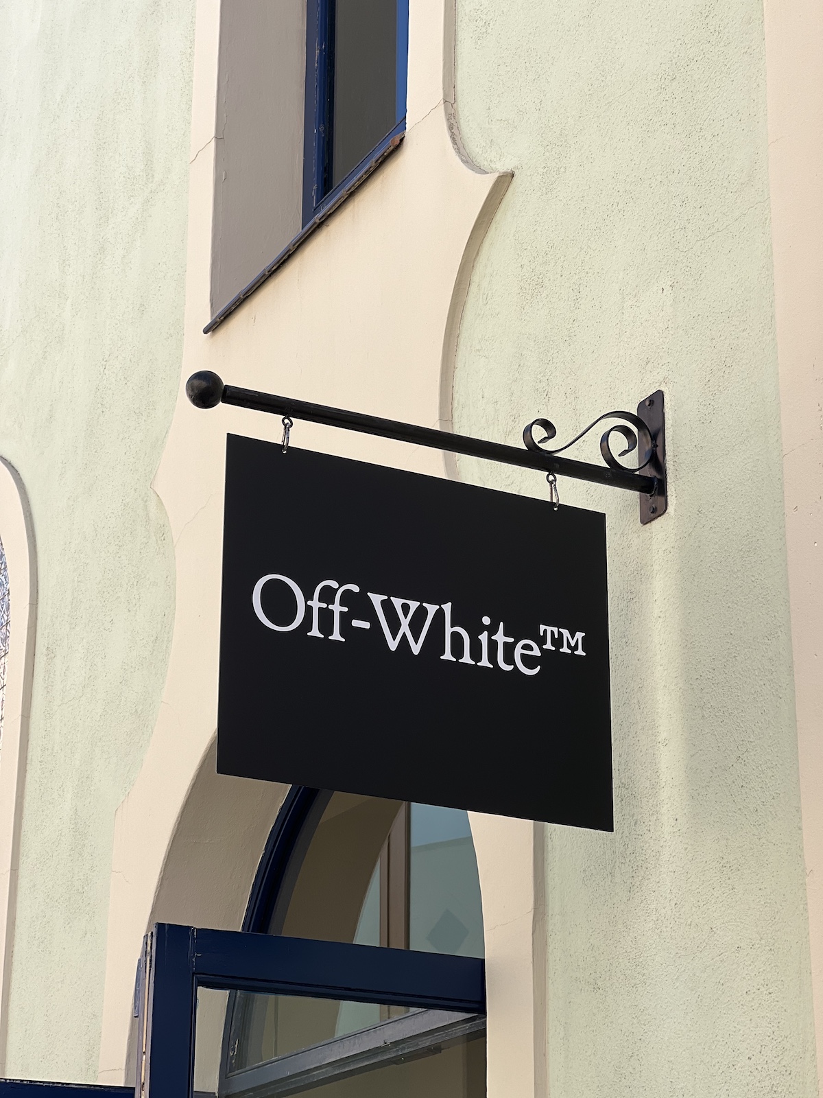 Off-White abre una pop-up store en La Roca Village - 25 Gramos