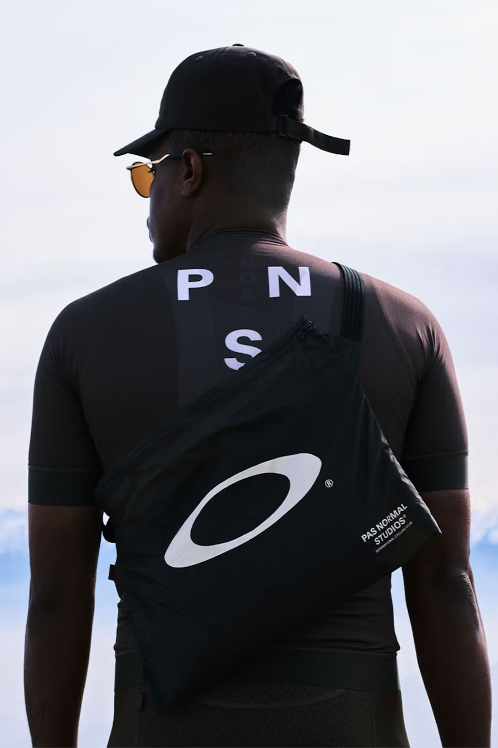 pas normal studios y oakley se alian para lanzar una coleccion de ciclismo 25gramos 2 copia
