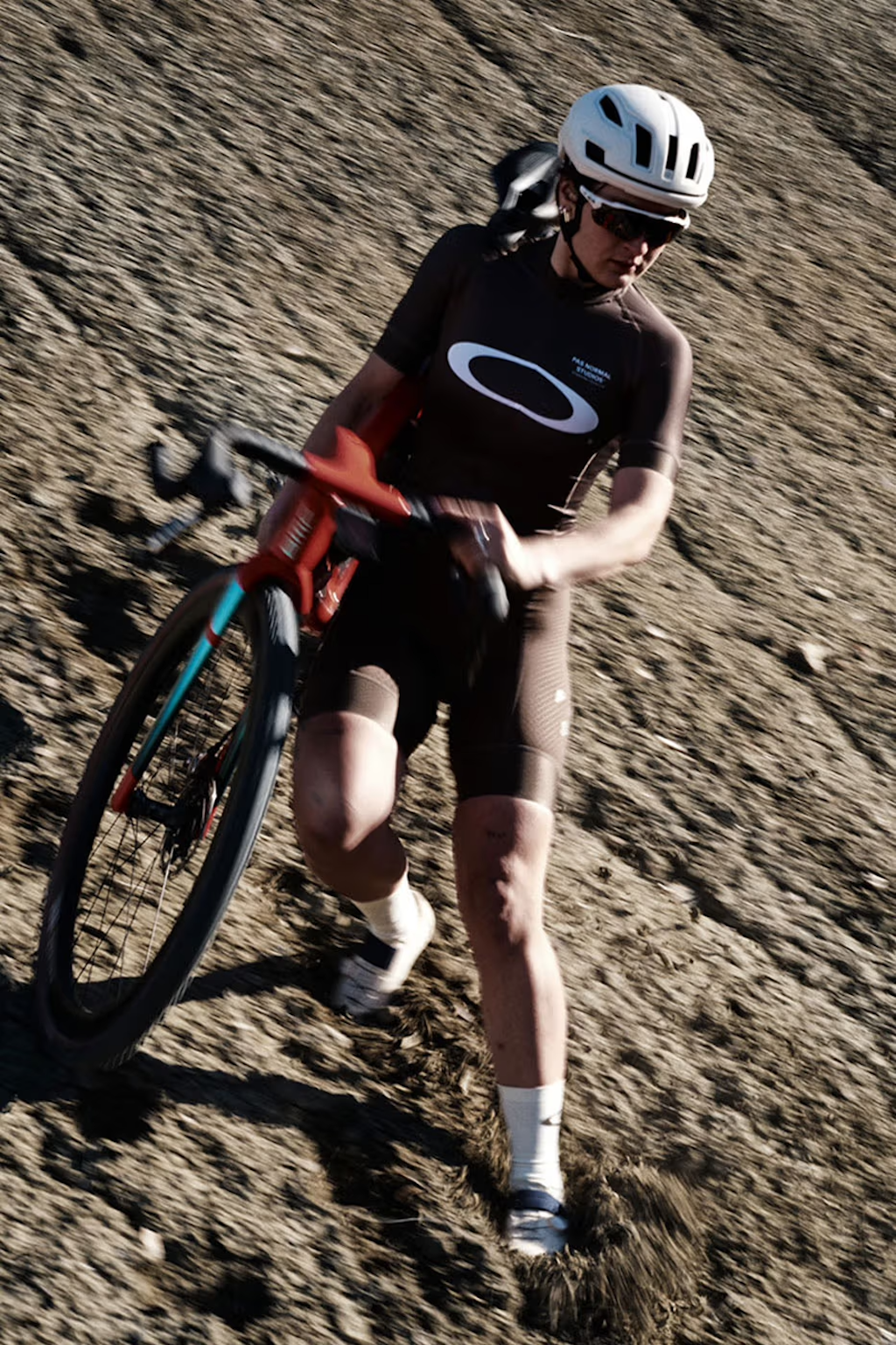 pas normal studios y oakley se alian para lanzar una coleccion de ciclismo 25gramos 5 copia