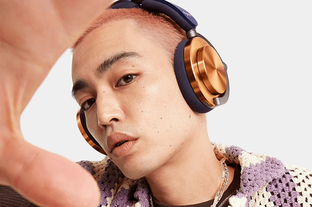 dyson se adentra en el mundo del sonido con los nuevos cascos ontrac 25gramos 7
