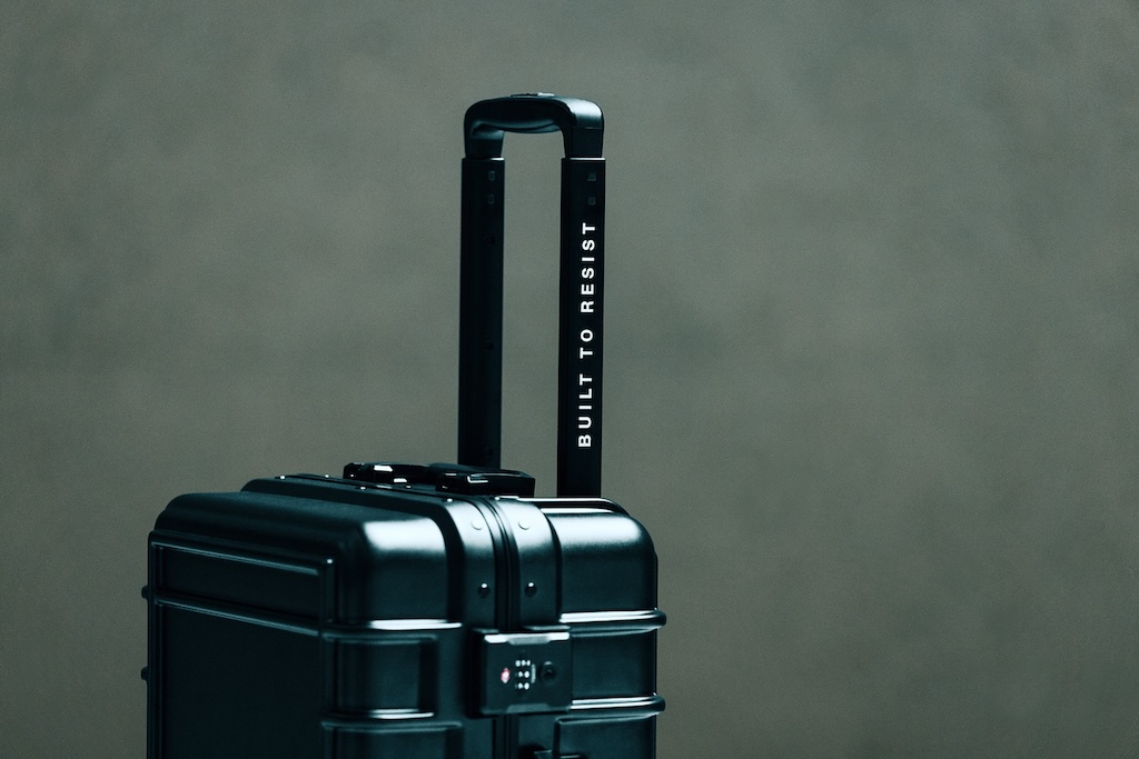 eastpak lanza la resistr case una nueva maleta disenada para durar 25gramos 2