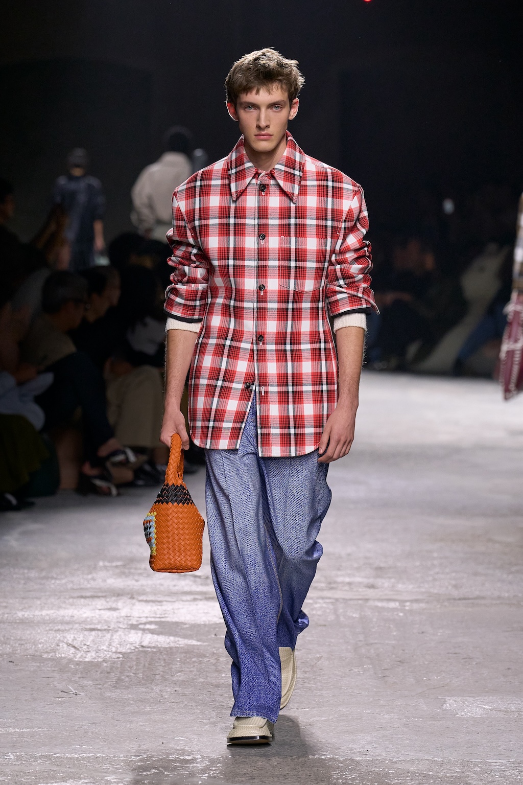 bottega veneta reivindica la aventura del dia a dia en su nueva coleccion ss25 25gramos 1
