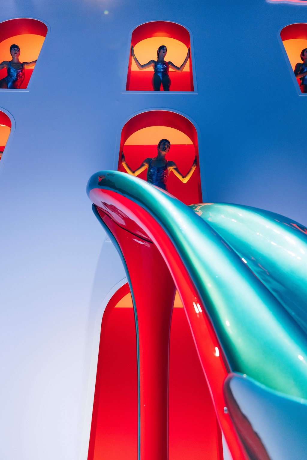 christian louboutin presenta un espectaculo artistico en la piscine molitor de paris 25gramos 1