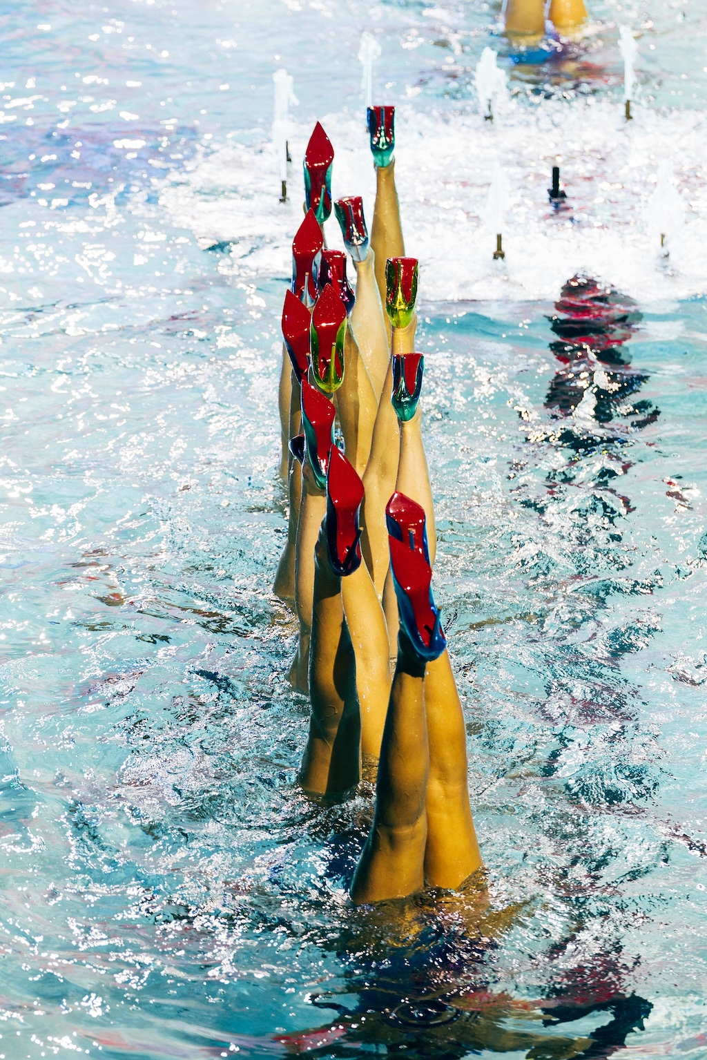 christian louboutin presenta un espectaculo artistico en la piscine molitor de paris 25gramos 2