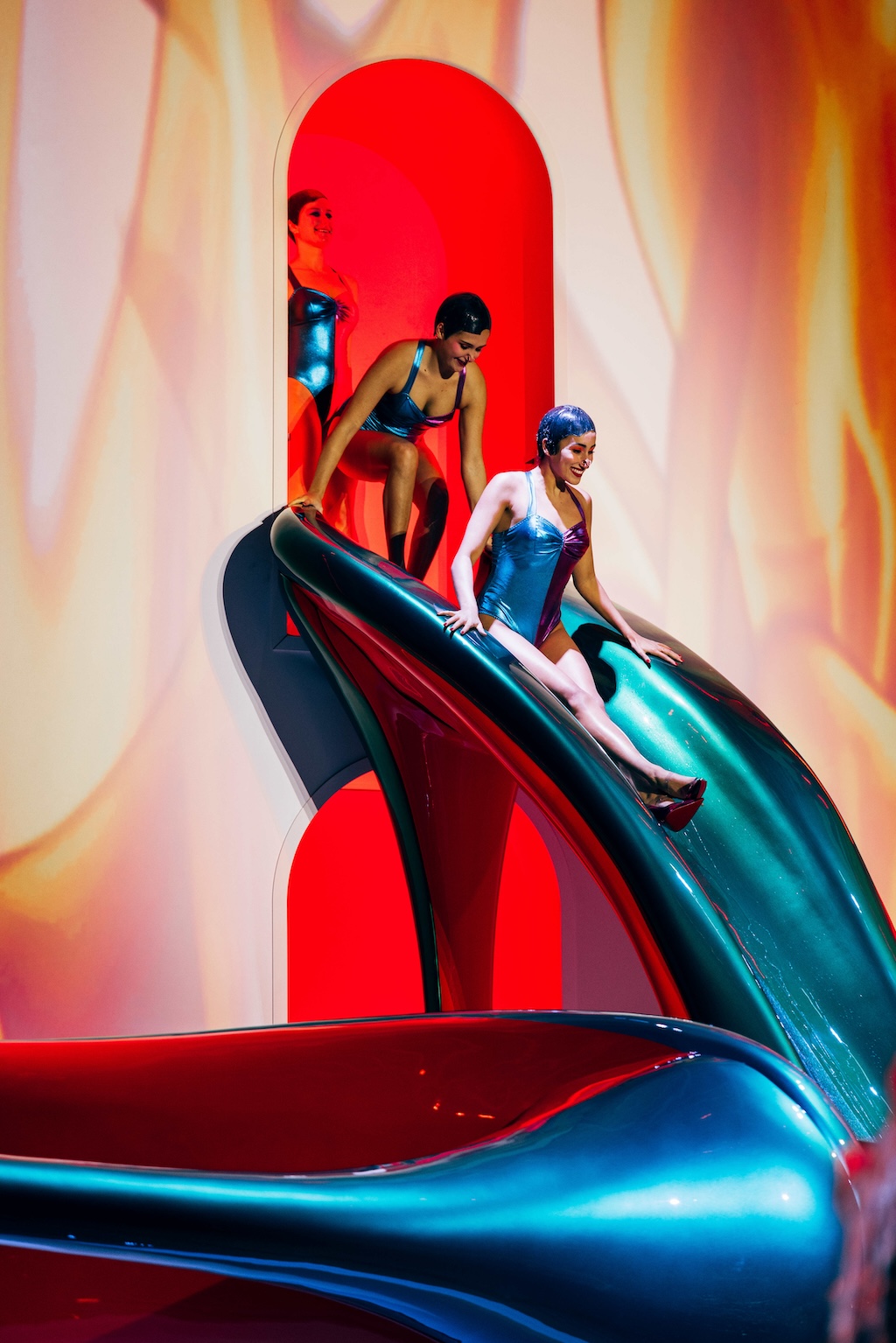 christian louboutin presenta un espectaculo artistico en la piscine molitor de paris 25gramos 5
