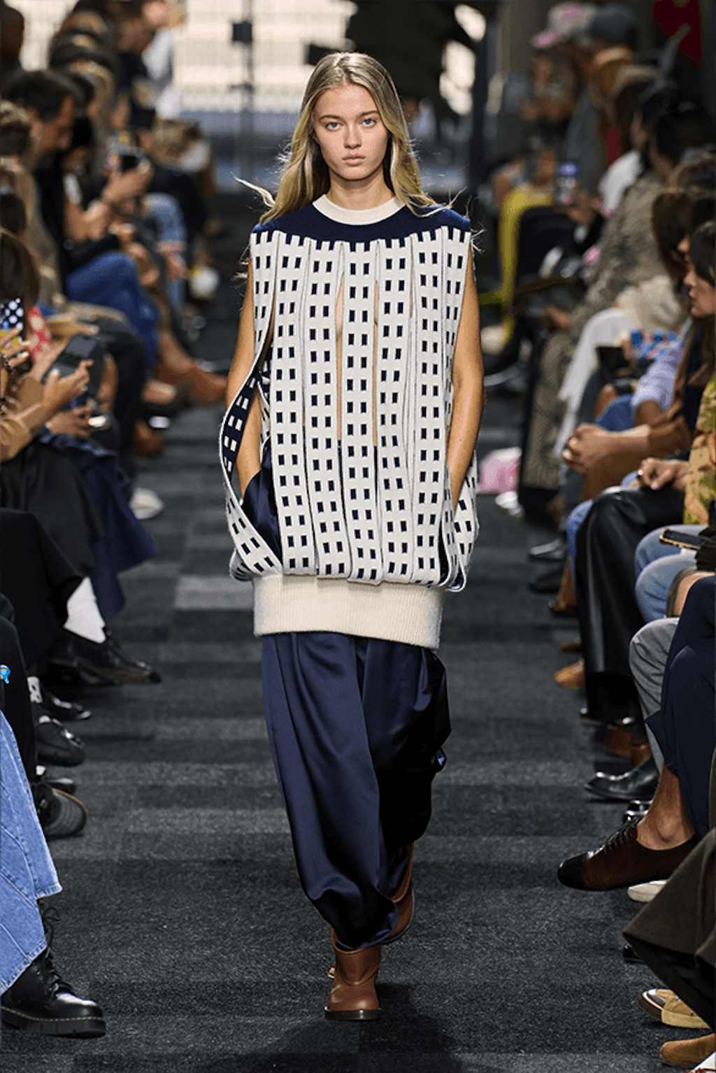 jw anderson presenta en londres sus nuevas propuestas para primavera verano 2025 25gramos 8