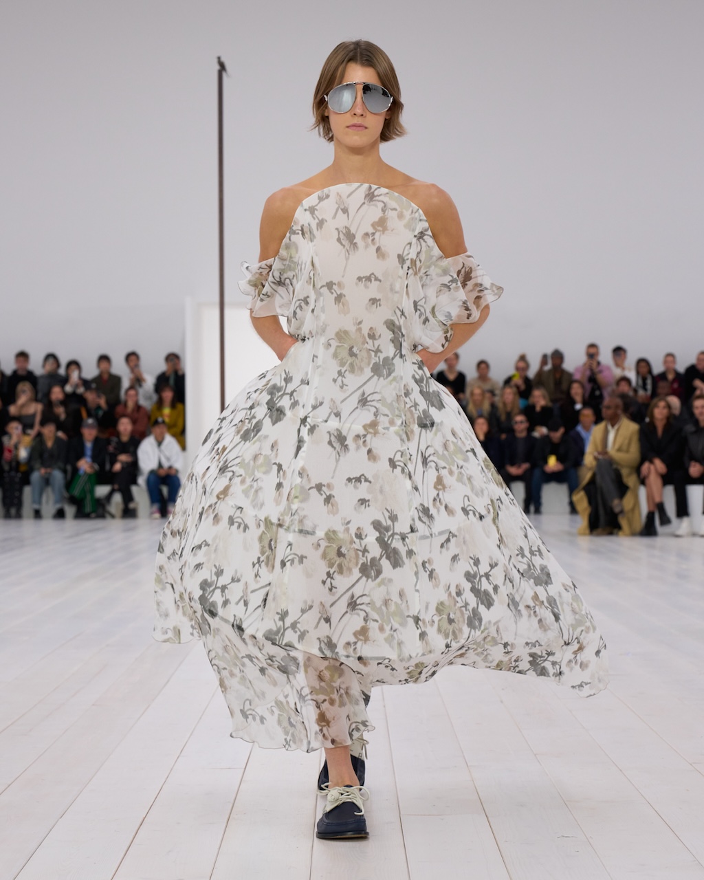 loewe presenta la nueva coleccion primavera verano 2025 en paris 25gramos 1