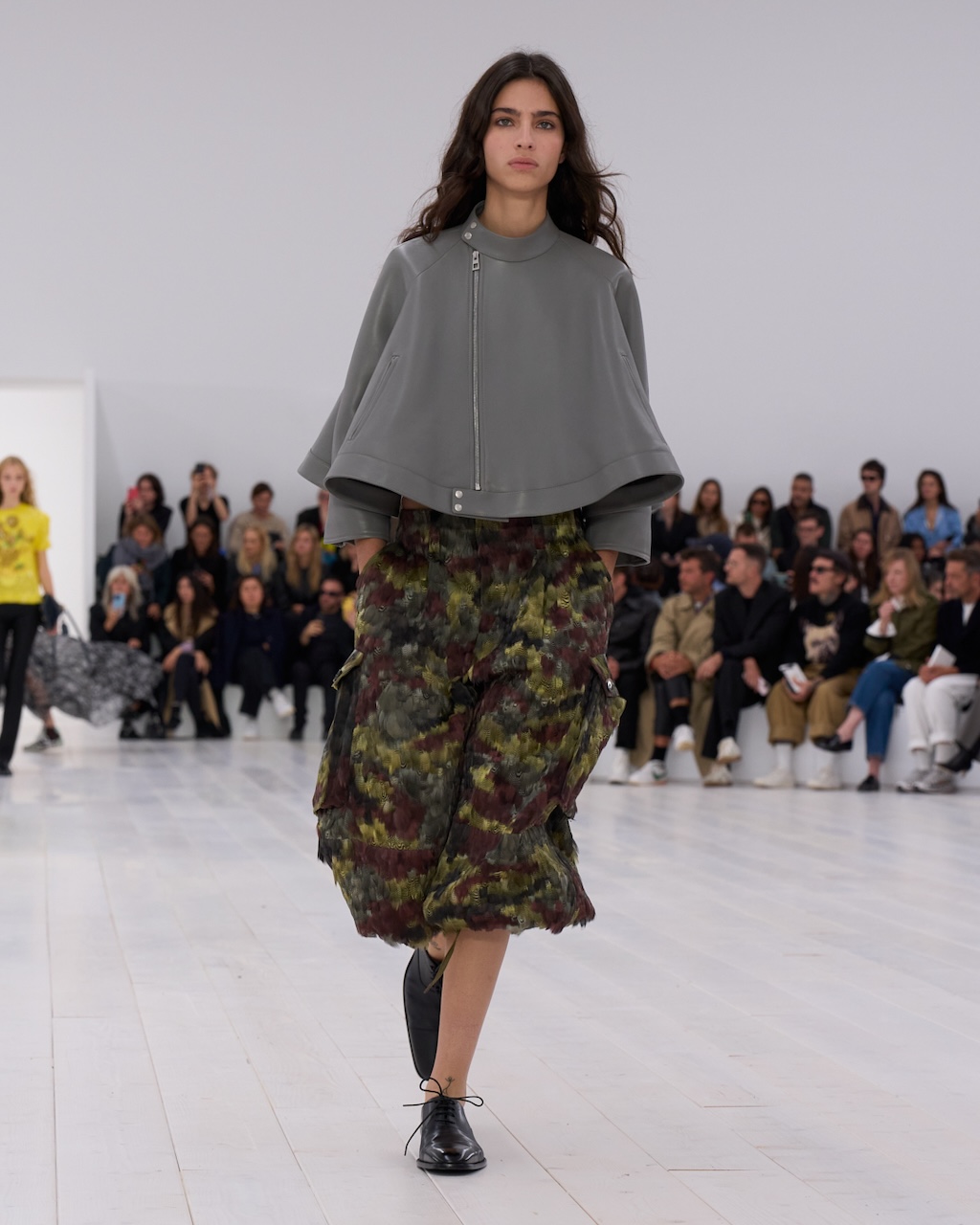 loewe presenta la nueva coleccion primavera verano 2025 en paris 25gramos 10