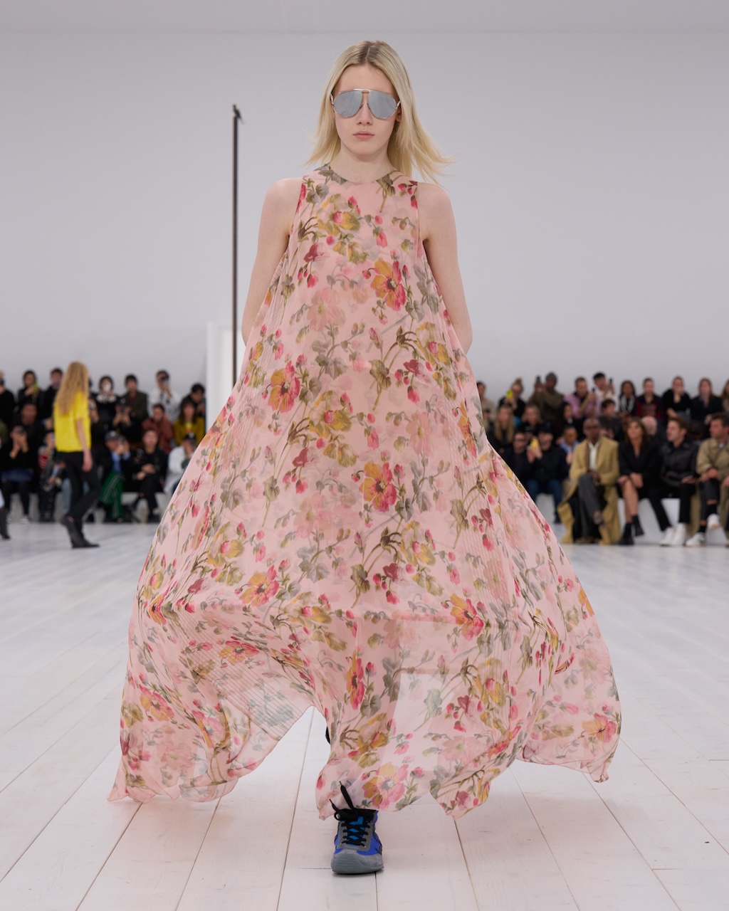 loewe presenta la nueva coleccion primavera verano 2025 en paris 25gramos 11