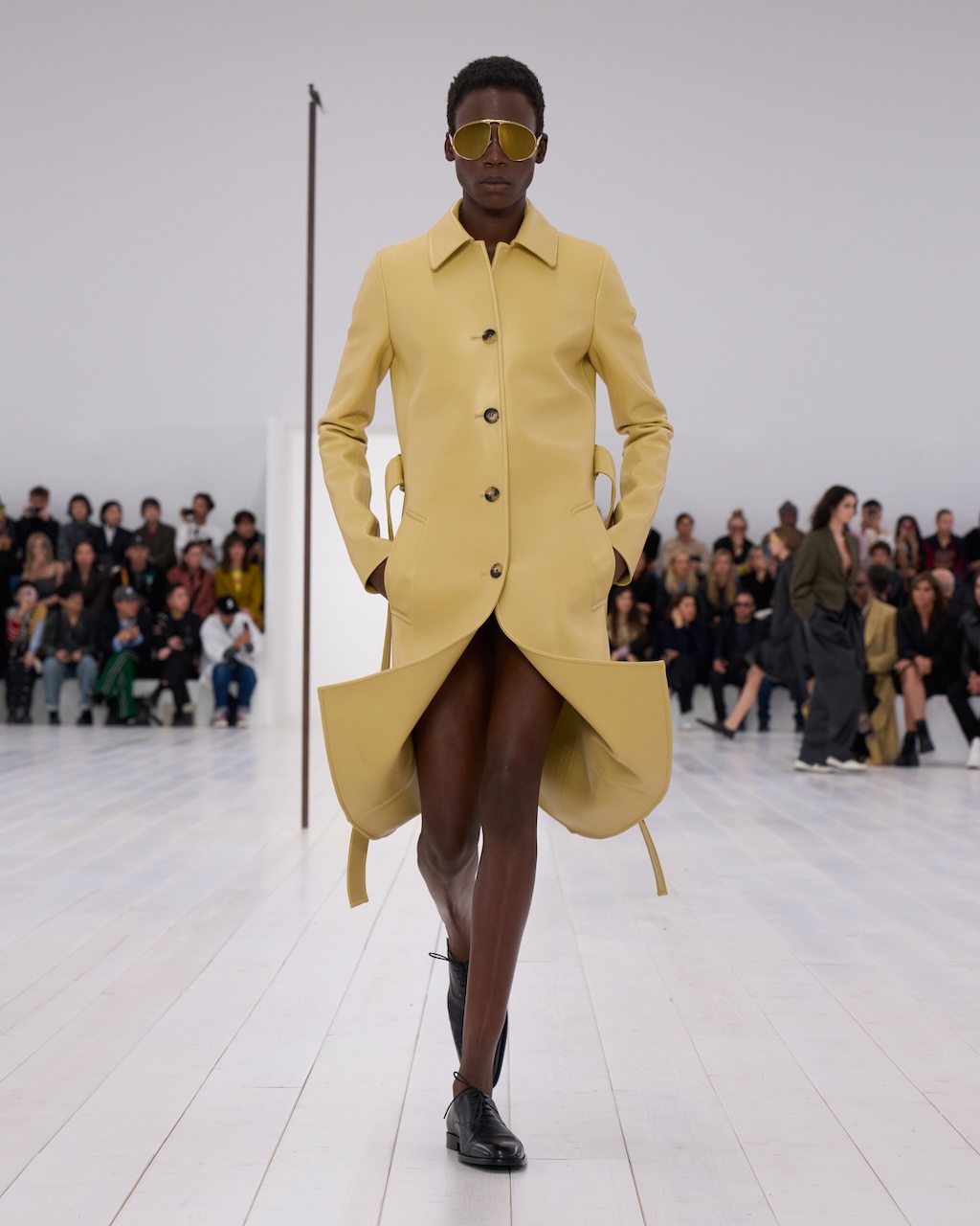 loewe presenta la nueva coleccion primavera verano 2025 en paris 25gramos 12