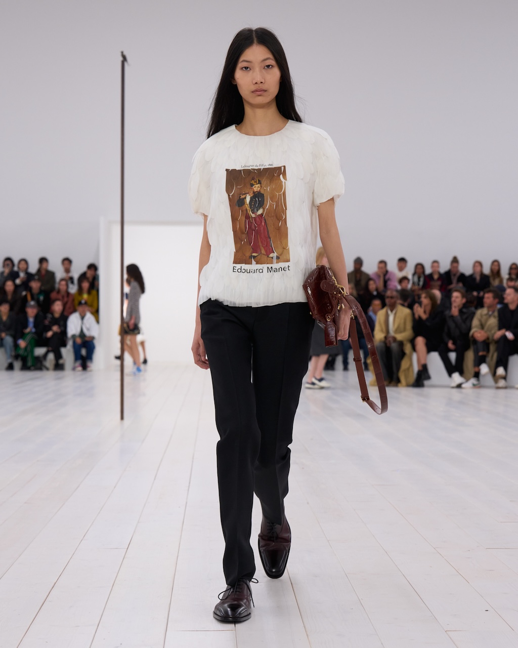 loewe presenta la nueva coleccion primavera verano 2025 en paris 25gramos 13