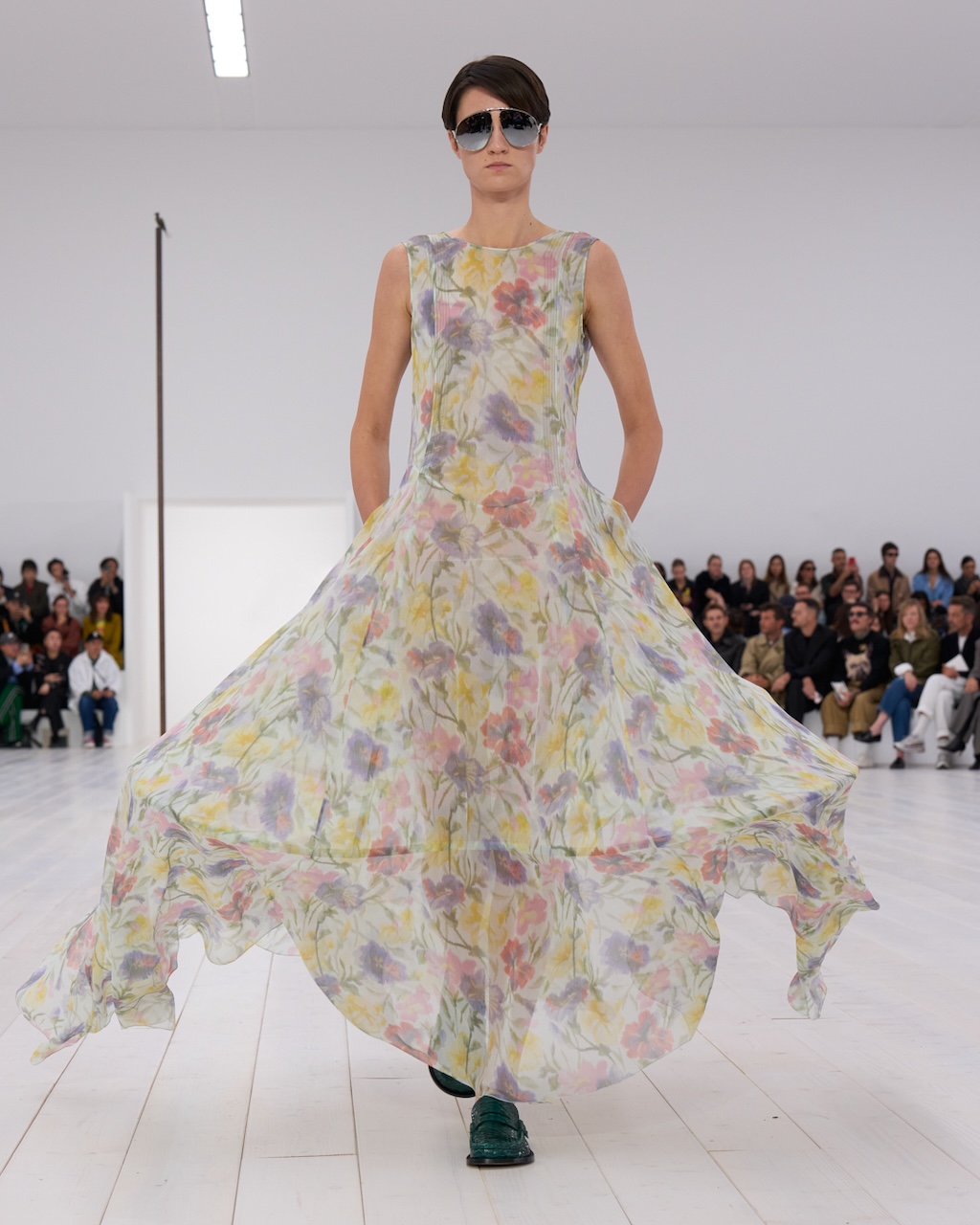 loewe presenta la nueva coleccion primavera verano 2025 en paris 25gramos 2