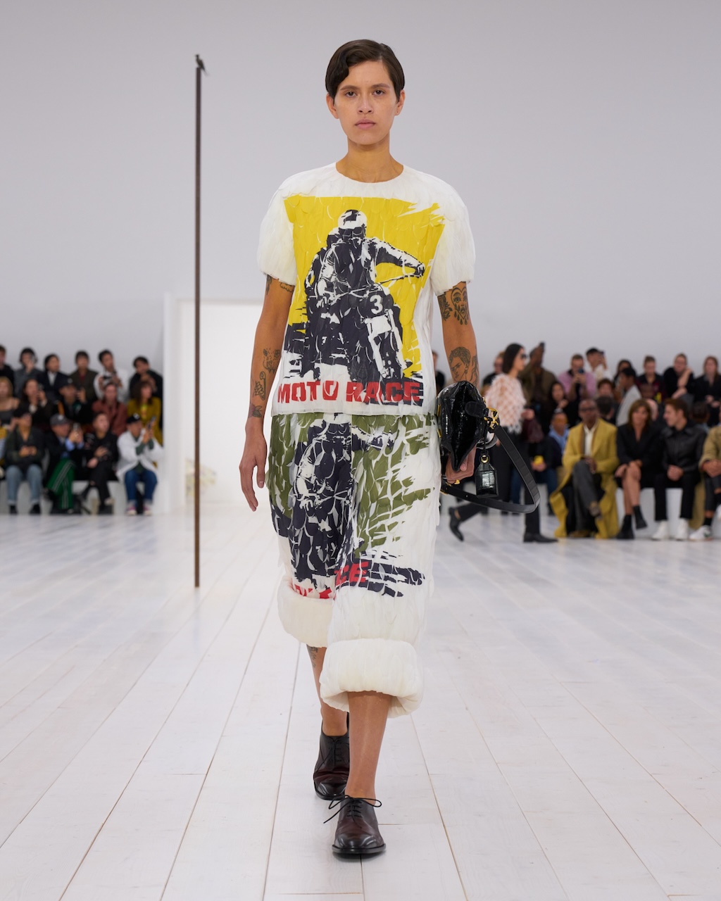 loewe presenta la nueva coleccion primavera verano 2025 en paris 25gramos 3