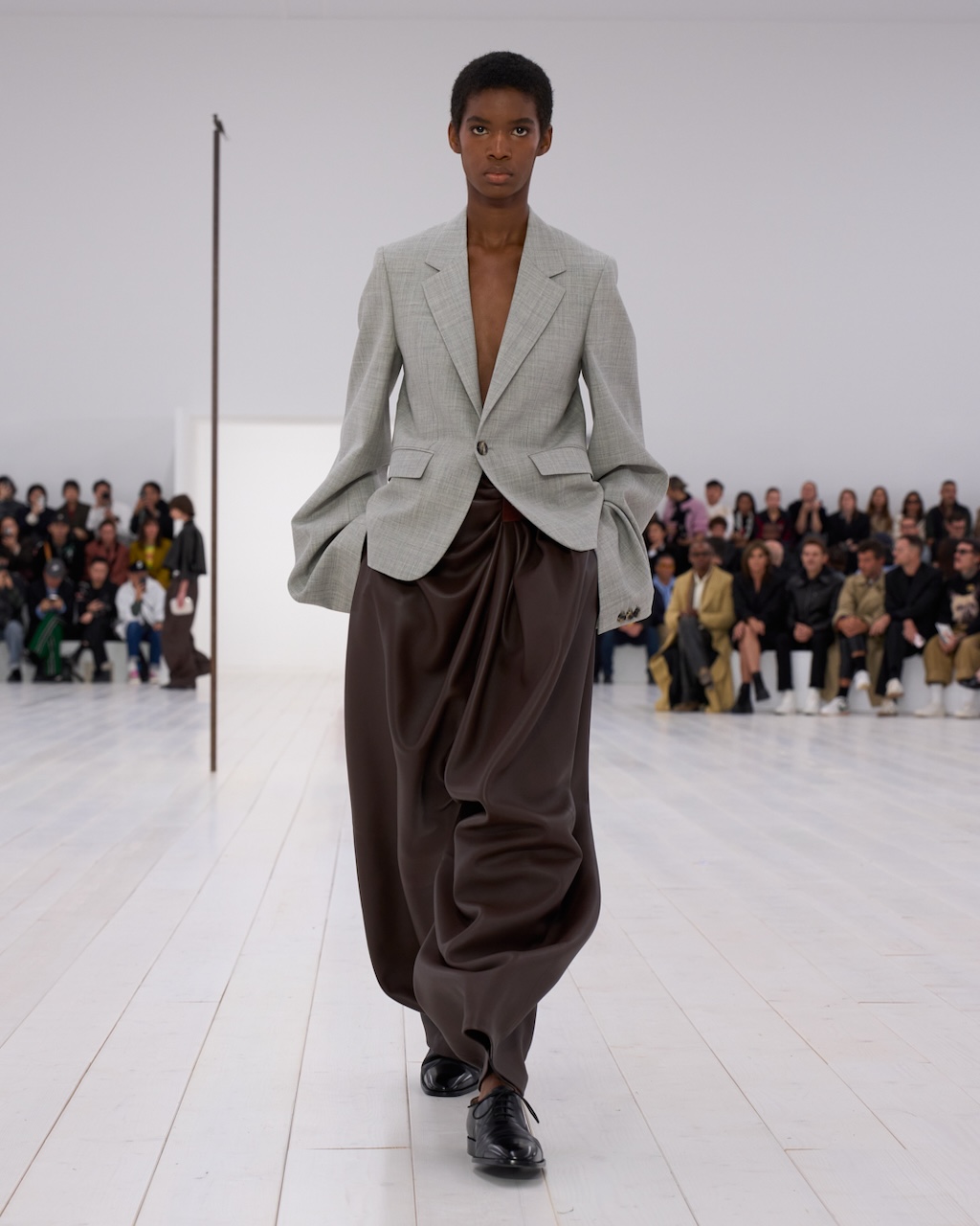loewe presenta la nueva coleccion primavera verano 2025 en paris 25gramos 4