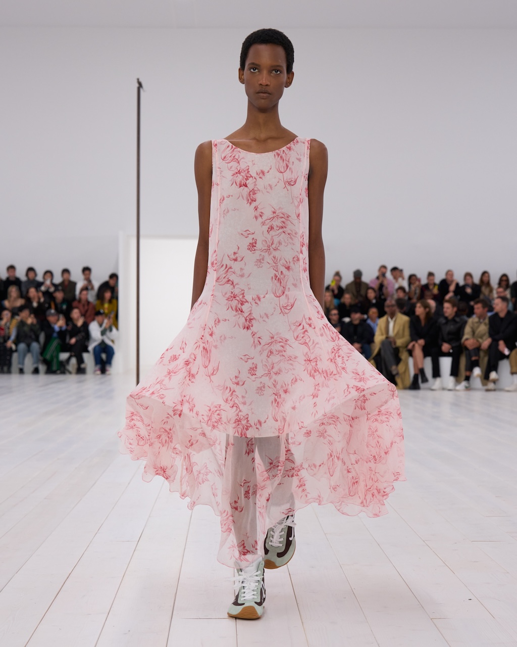 loewe presenta la nueva coleccion primavera verano 2025 en paris 25gramos 5