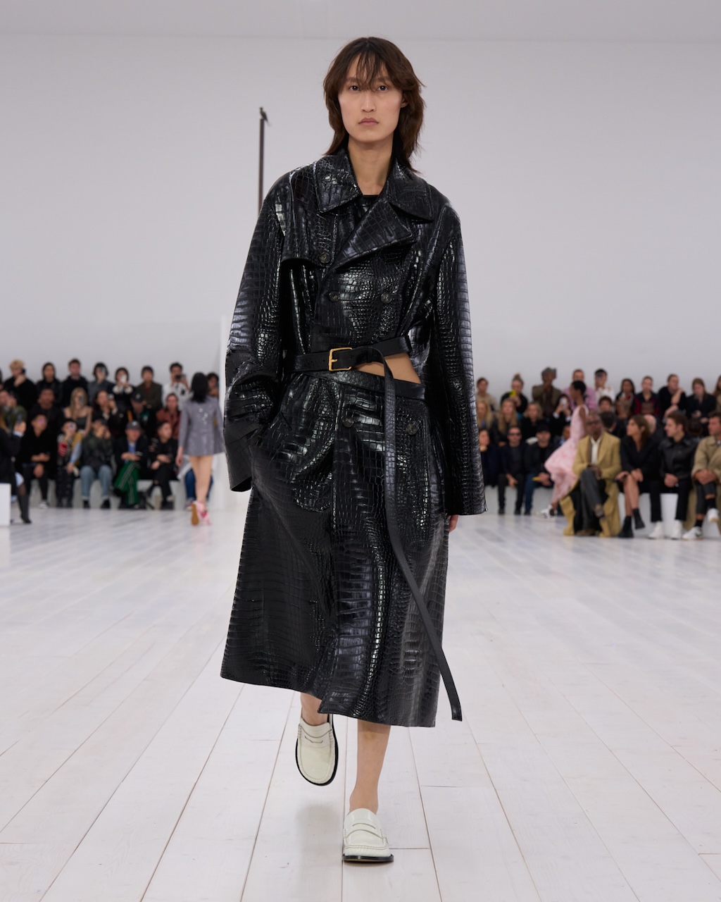 loewe presenta la nueva coleccion primavera verano 2025 en paris 25gramos 6
