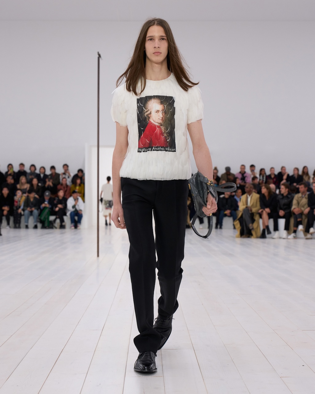 loewe presenta la nueva coleccion primavera verano 2025 en paris 25gramos 7