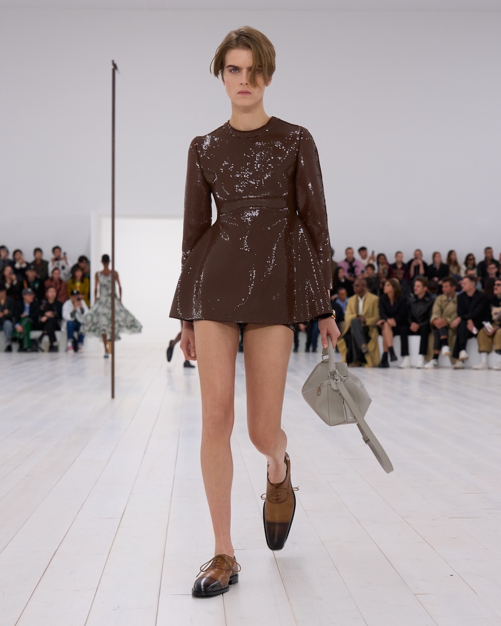 loewe presenta la nueva coleccion primavera verano 2025 en paris 25gramos 8