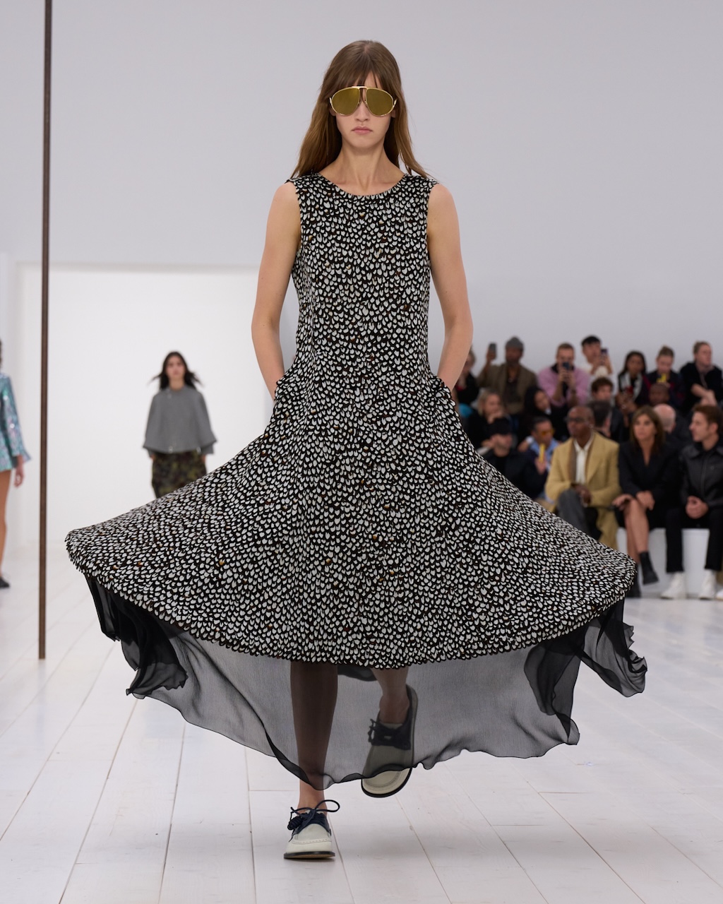 loewe presenta la nueva coleccion primavera verano 2025 en paris 25gramos 9