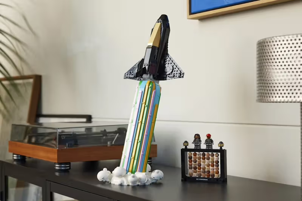 pharrell se estrena como disenador de lego con el set over the moon 25gramos 1