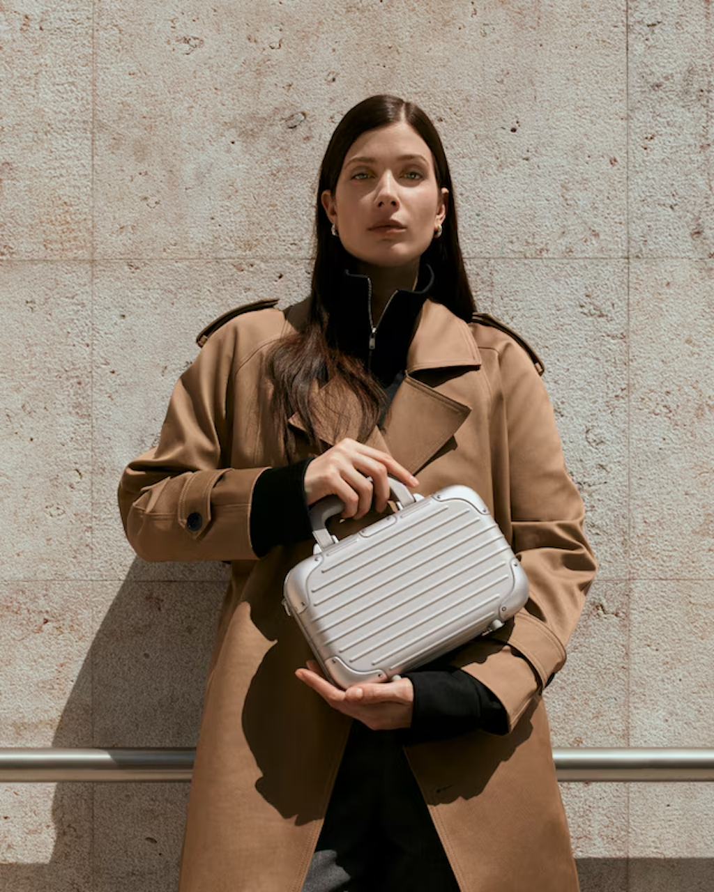 rimowa traslada el diseno de su reconocida maleta a un nuevo bolso 25gramos 2