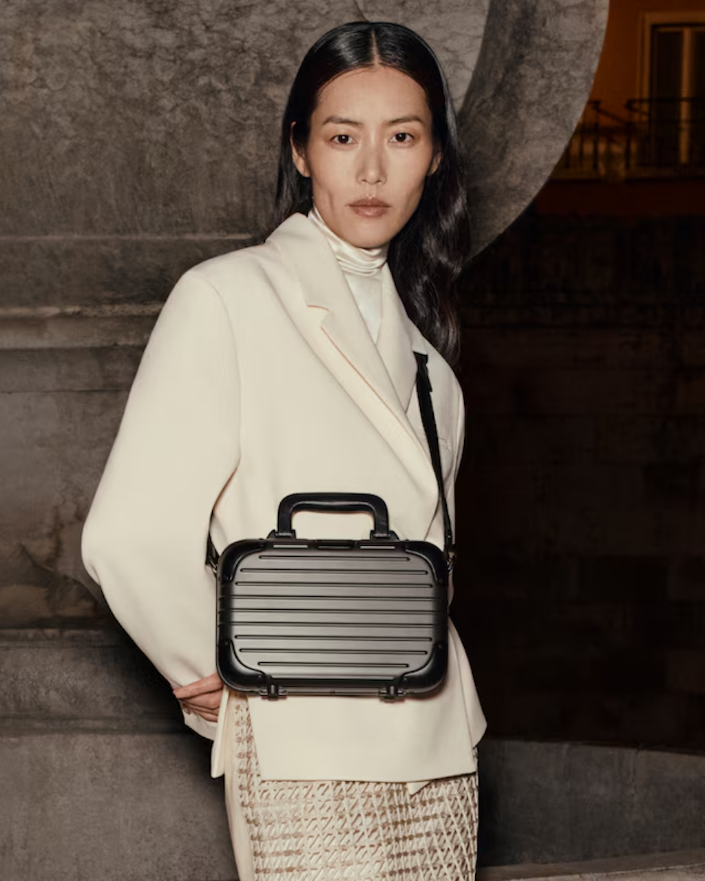 rimowa traslada el diseno de su reconocida maleta a un nuevo bolso 25gramos 4