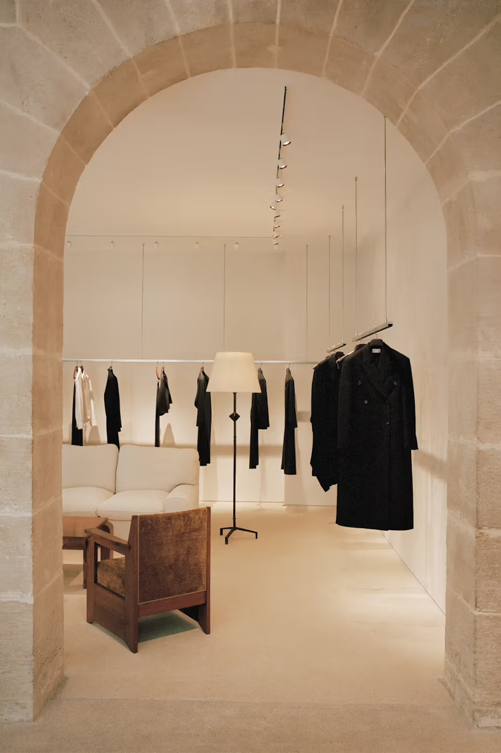 the row abre las puertas de su primera flagship en paris 25gramos 1