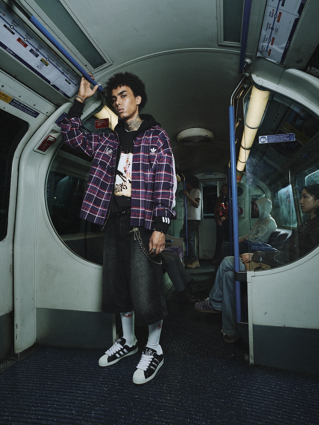 adidas originals se alia con la banda korn en una tercera coleccion colaborativa 25gramos 2
