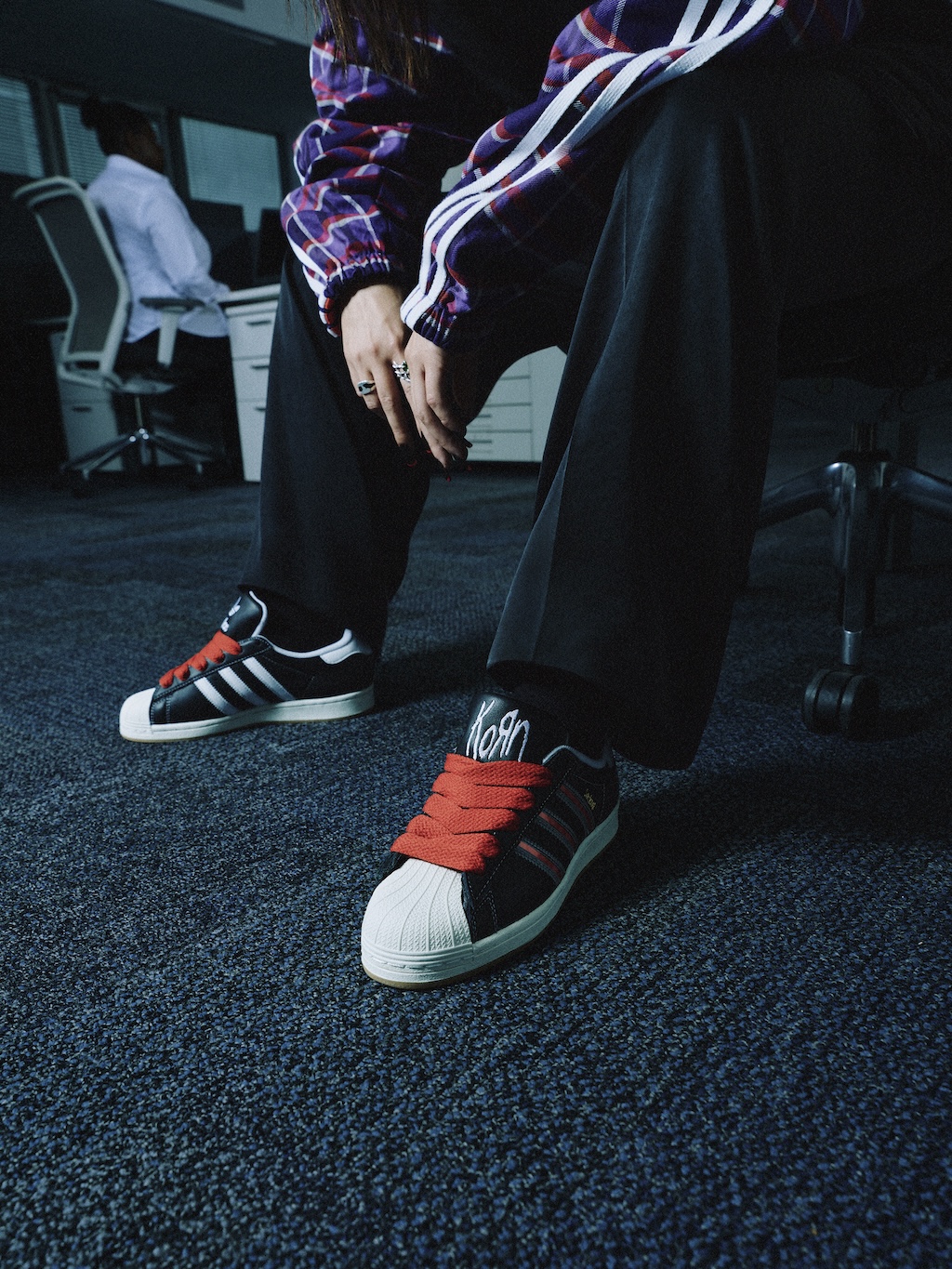 adidas originals se alia con la banda korn en una tercera coleccion colaborativa 25gramos 3