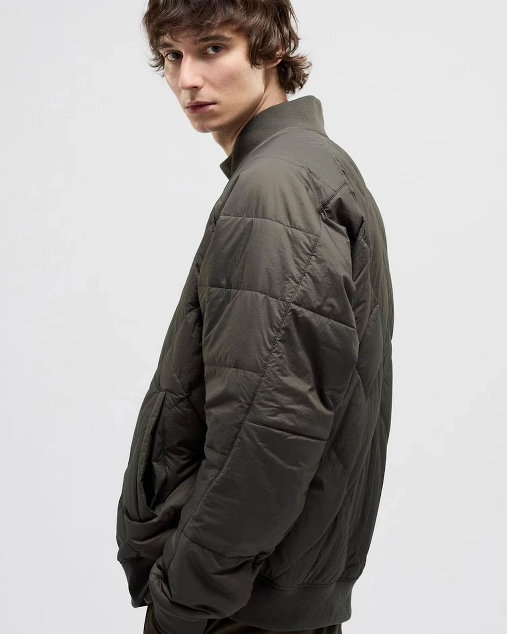 la ultima colaboracion entre uniqlo y white mountaineering es una chaqueta completamente reciclada 25gramos 4
