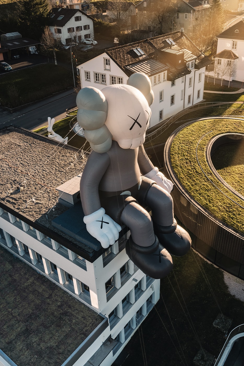 KAWS: Holiday aterriza en la sede de Audemars Piguet - 25 Gramos