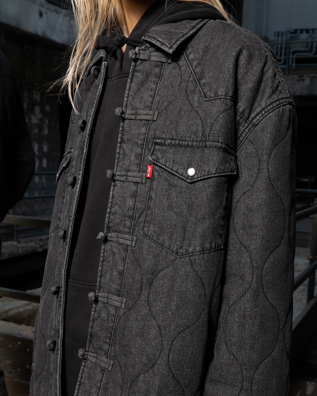 el negro es el protagonista de la nueva coleccion de levis junto a clot 25gramos 3