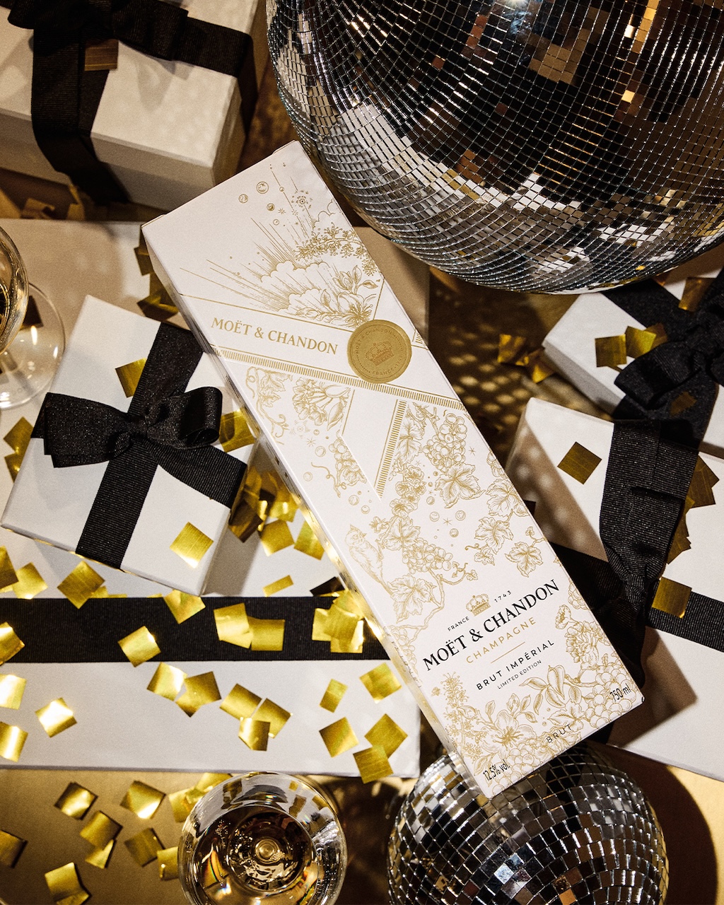 moet chandon da la bienvenida a la navidad con un estuche especial 25gramos 1