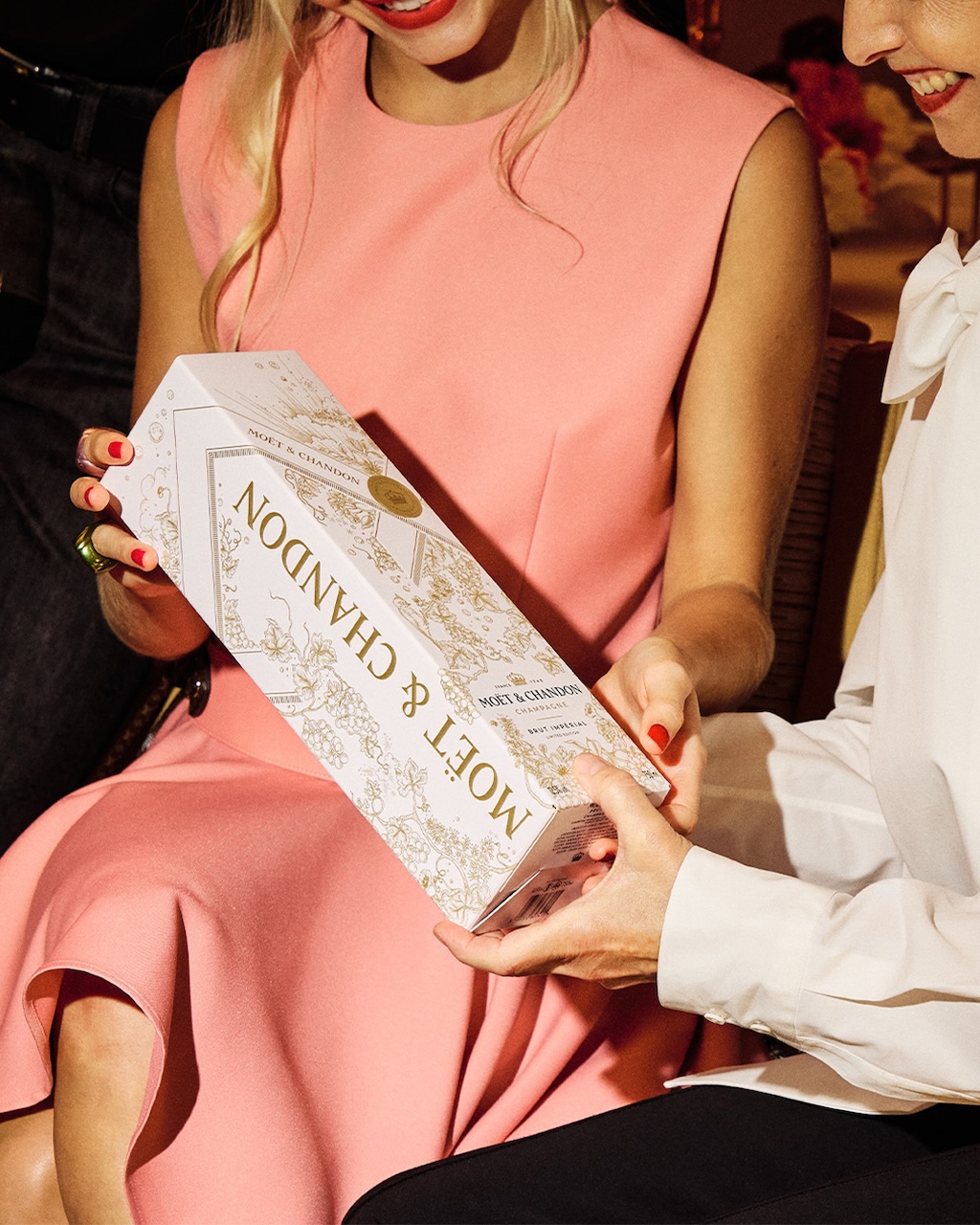 moet chandon da la bienvenida a la navidad con un estuche especial 25gramos 2
