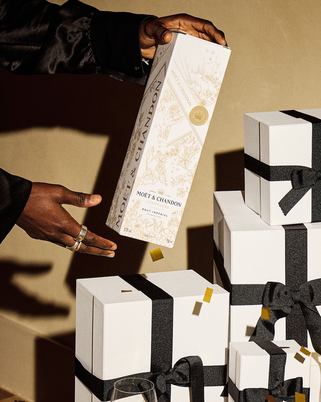 moet chandon da la bienvenida a la navidad con un estuche especial 25gramos 4