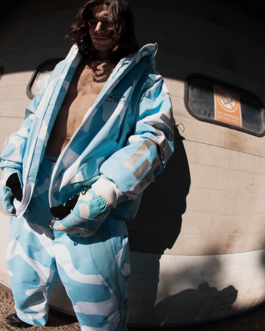 palace cambia el asfalto por la nieve en su ultima coleccion junto a oakley 25gramos 5