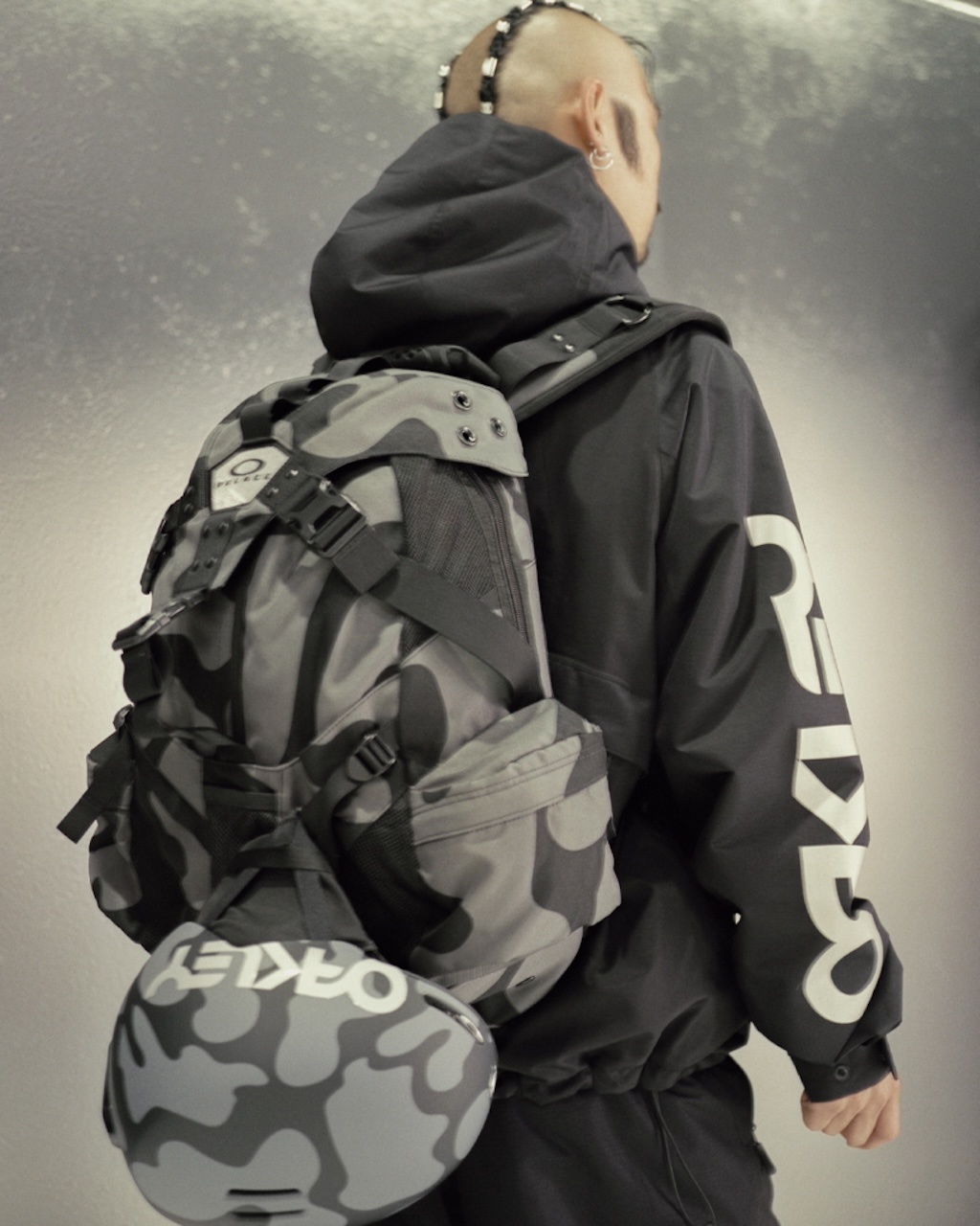 palace cambia el asfalto por la nieve en su ultima coleccion junto a oakley 25gramos 6