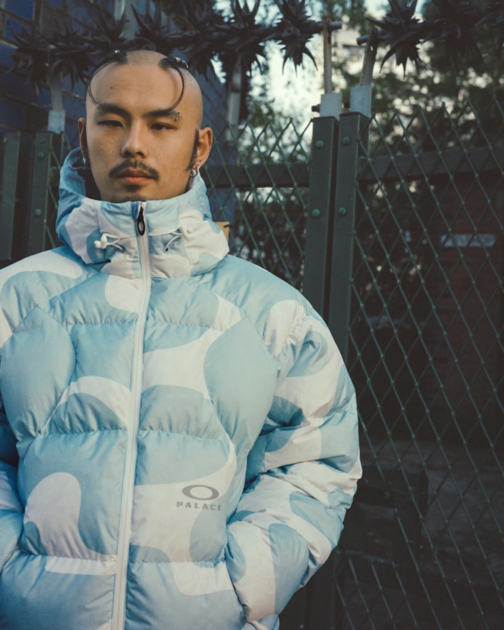 palace cambia el asfalto por la nieve en su ultima coleccion junto a oakley 25gramos 7