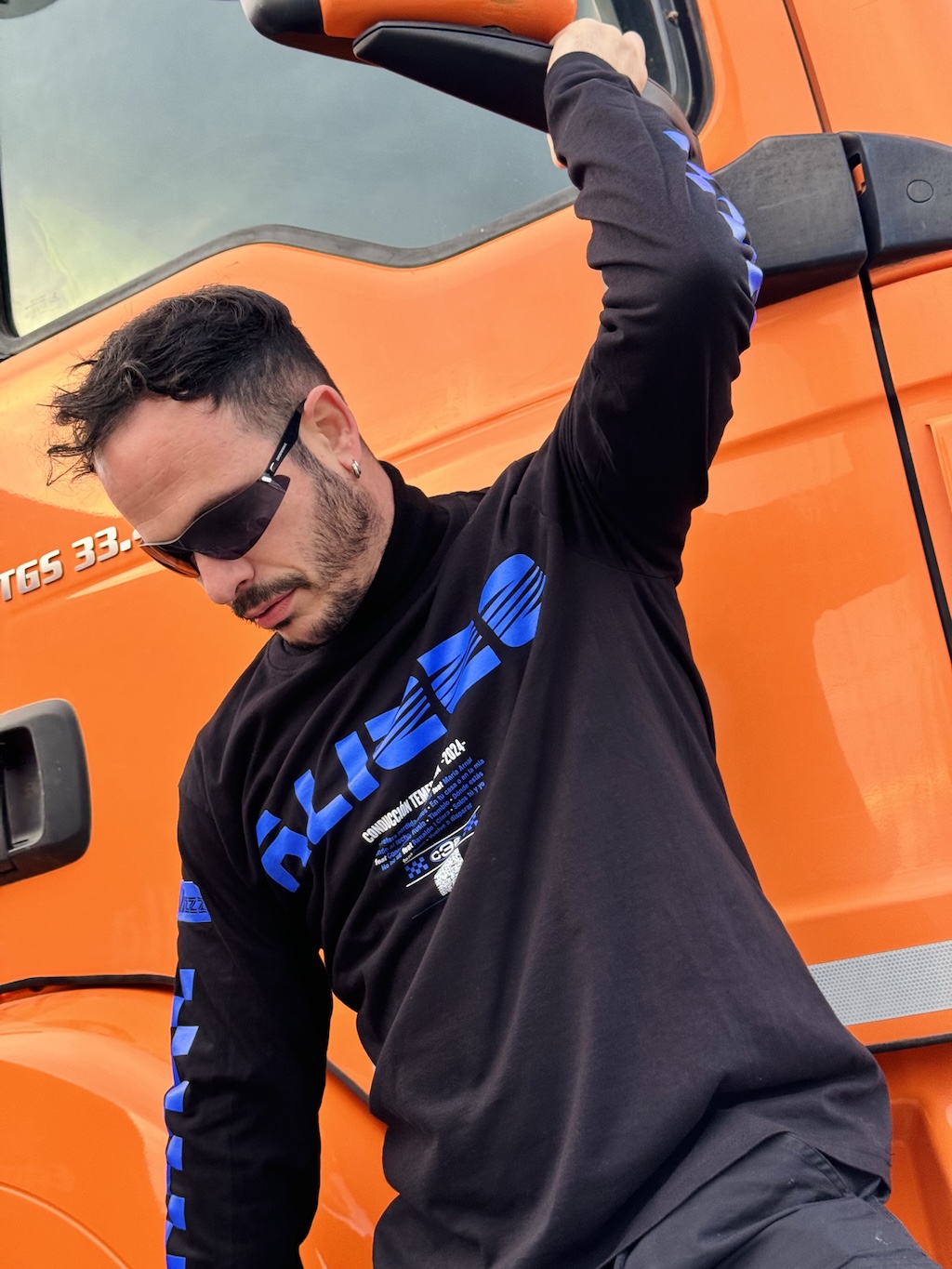 alizzz amplia el universo de conduccion temeraria con una nueva linea de merch y una pop up efimera 25gramos 5