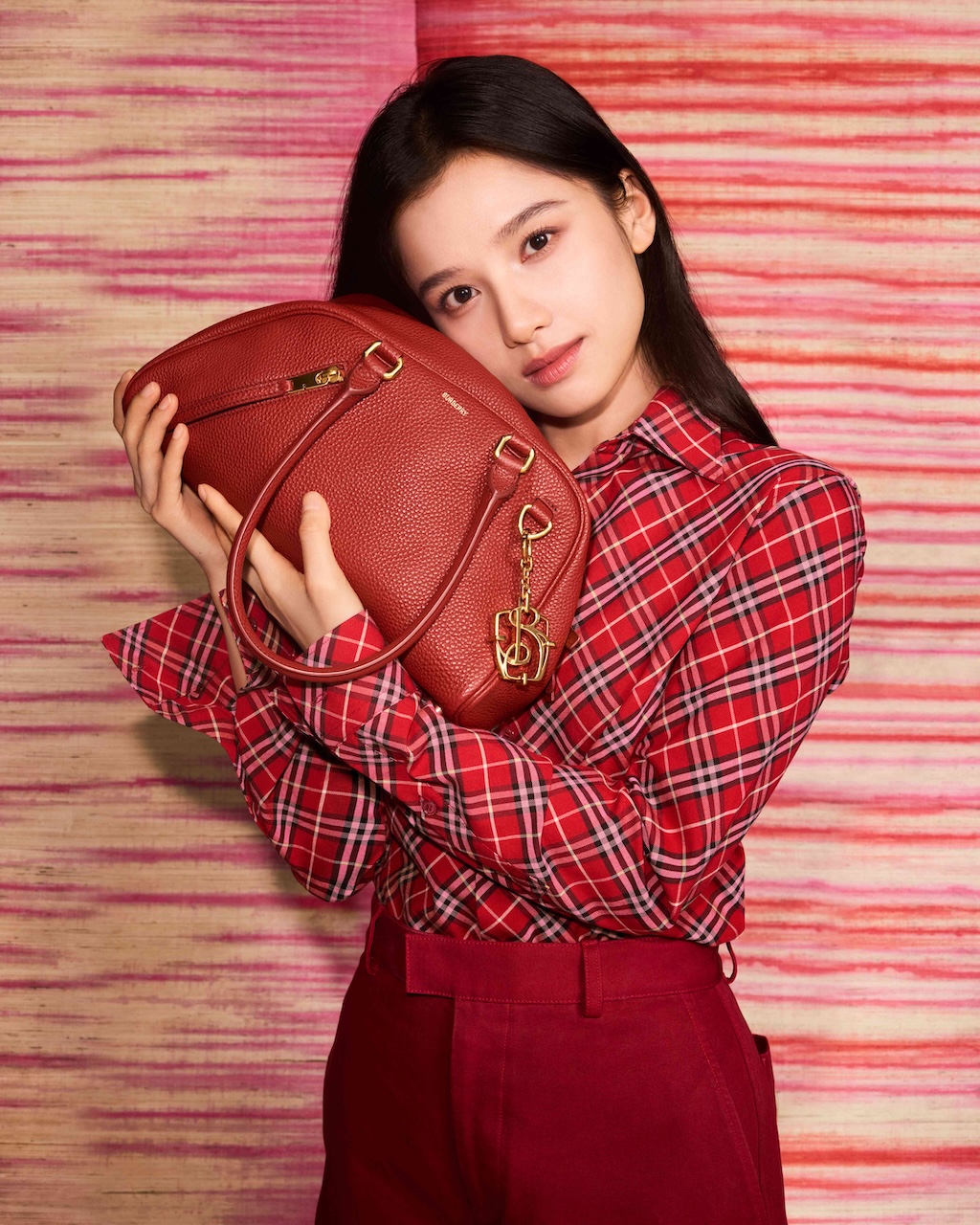 burberry lanza una coleccion junto a qian lihuai celebrando el ano de la serpiente 25gramos 2