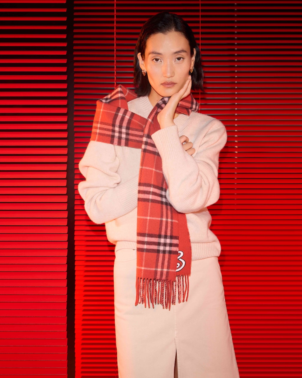 burberry lanza una coleccion junto a qian lihuai celebrando el ano de la serpiente 25gramos 5