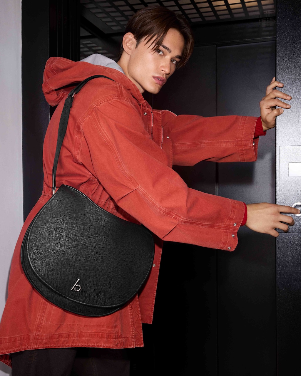 burberry lanza una coleccion junto a qian lihuai celebrando el ano de la serpiente 25gramos 8