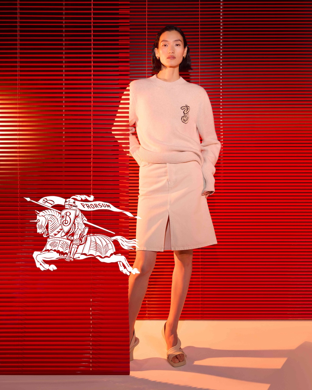 burberry lanza una coleccion junto a qian lihuai celebrando el ano de la serpiente 25gramos 9