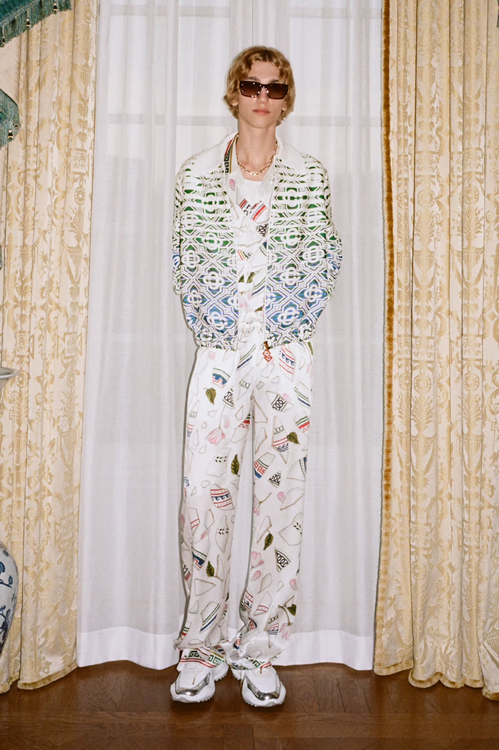 casablanca reinterpreta el imaginario de la antigua grecia en su nueva coleccion resort 25gramos 2