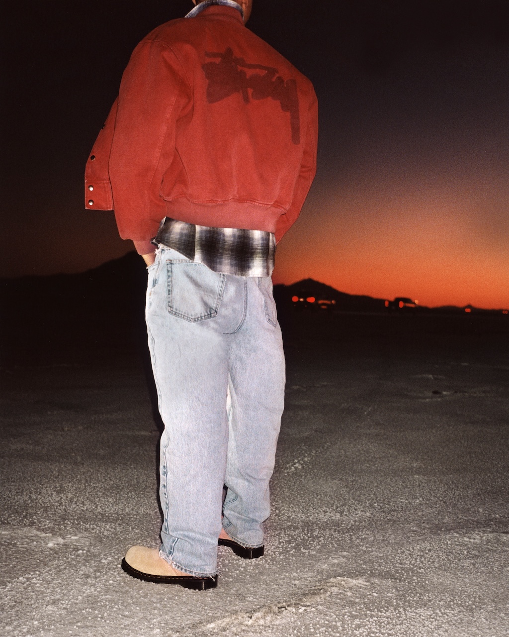 dr martens y stussy recuperan la bota 2295 en su nueva colaboracion 25gramos 1