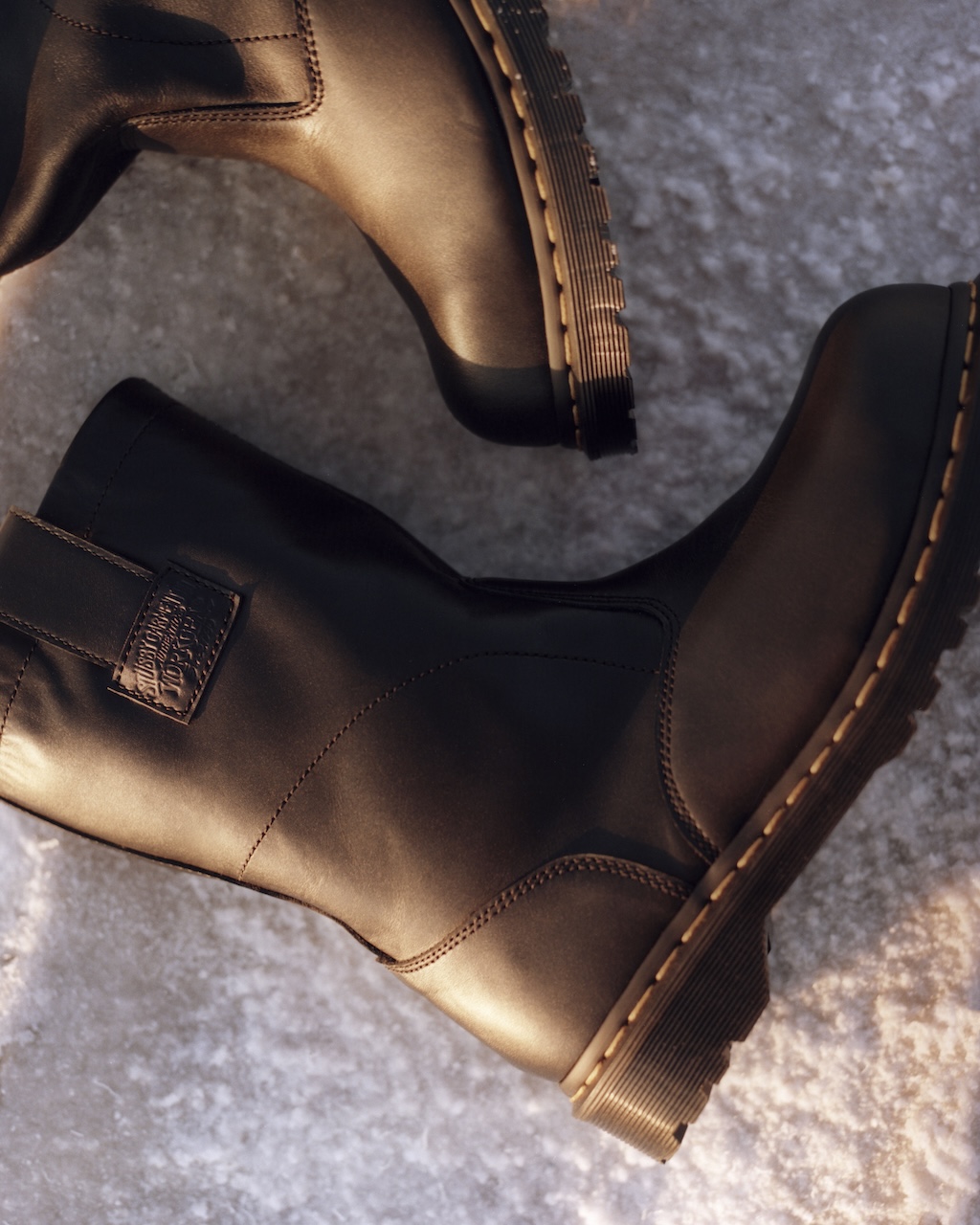 dr martens y stussy recuperan la bota 2295 en su nueva colaboracion 25gramos 3