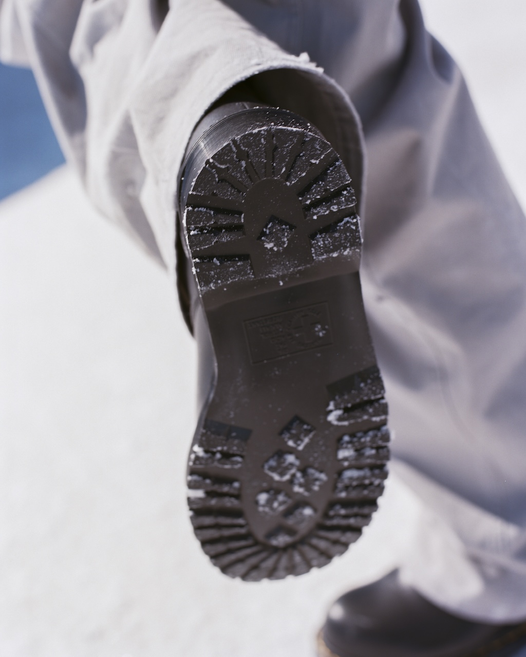 dr martens y stussy recuperan la bota 2295 en su nueva colaboracion 25gramos 8