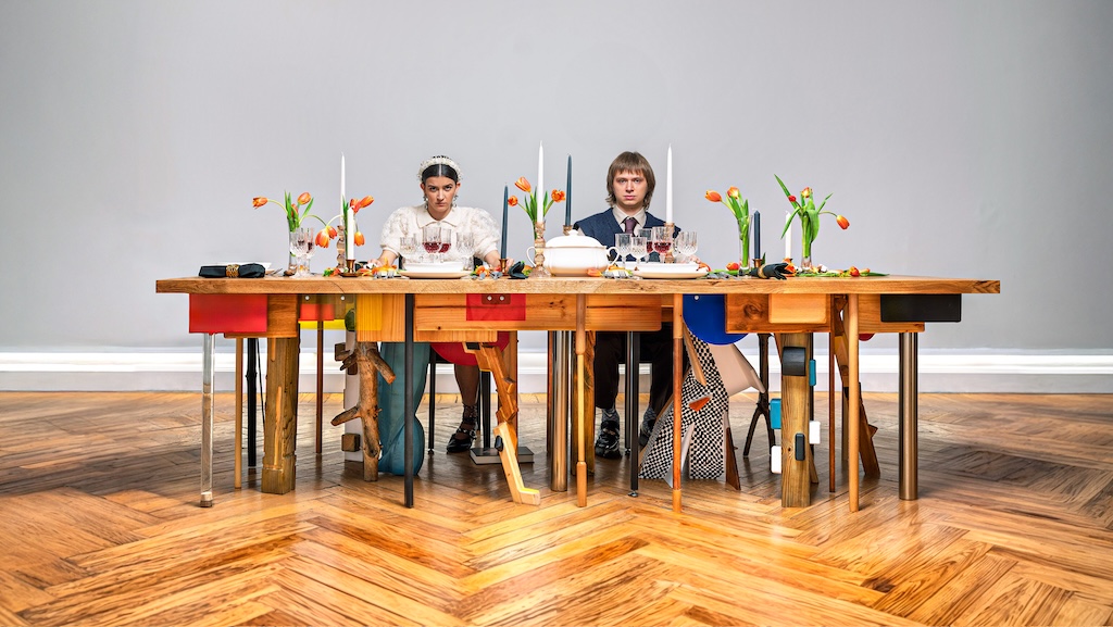 el colectivo capitalism crea the uncomfortable una mesa que democratiza la incomodidad de las cenas navidenas 25gramos 3